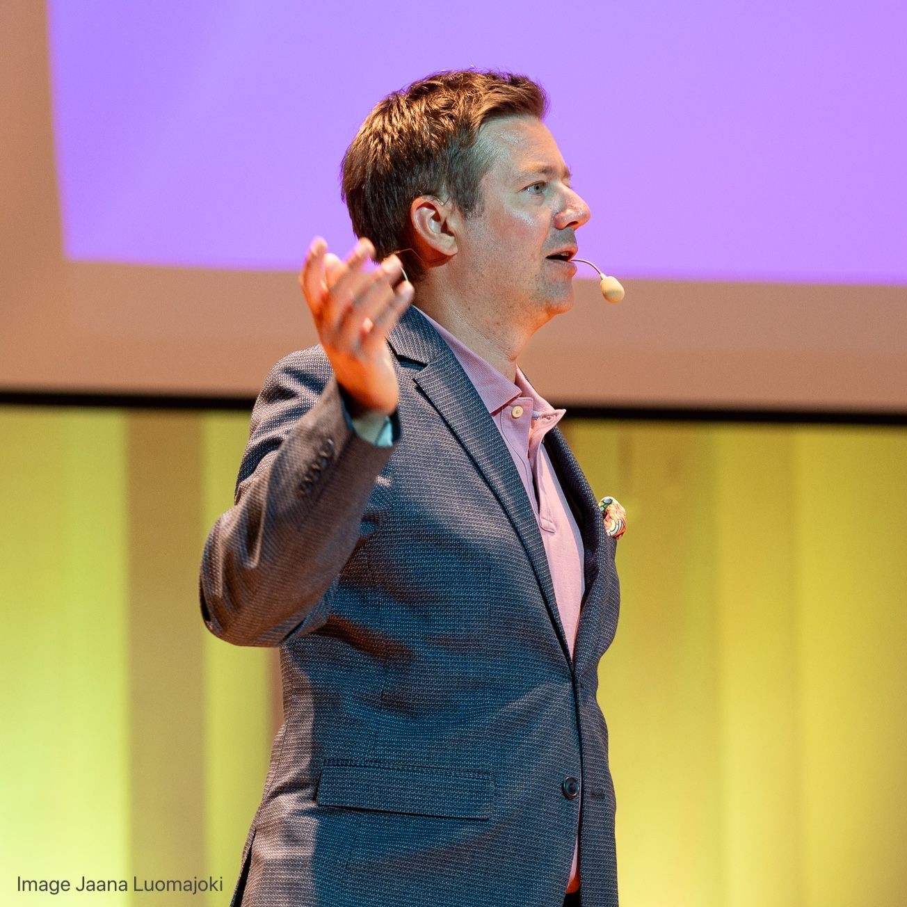 Jonas Pomoell on the stage speaking about AI
